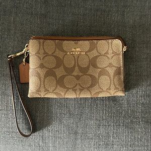 Logo Coach Wristlet